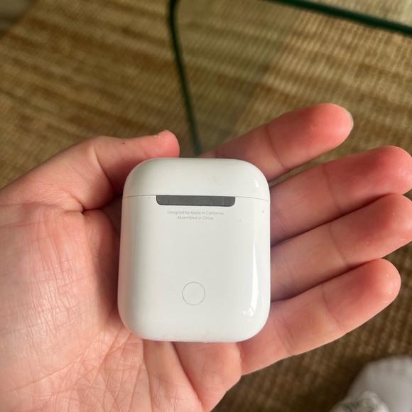 Apple AirPods - worn but works 100% - Picture 4 of 4